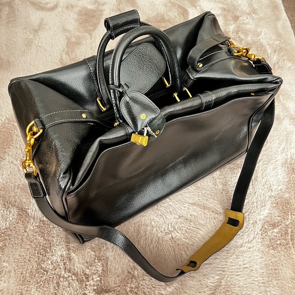 Gucci travel bag. Elevate your style with this stunning Gucci leather bag. - Picture 2 of 10